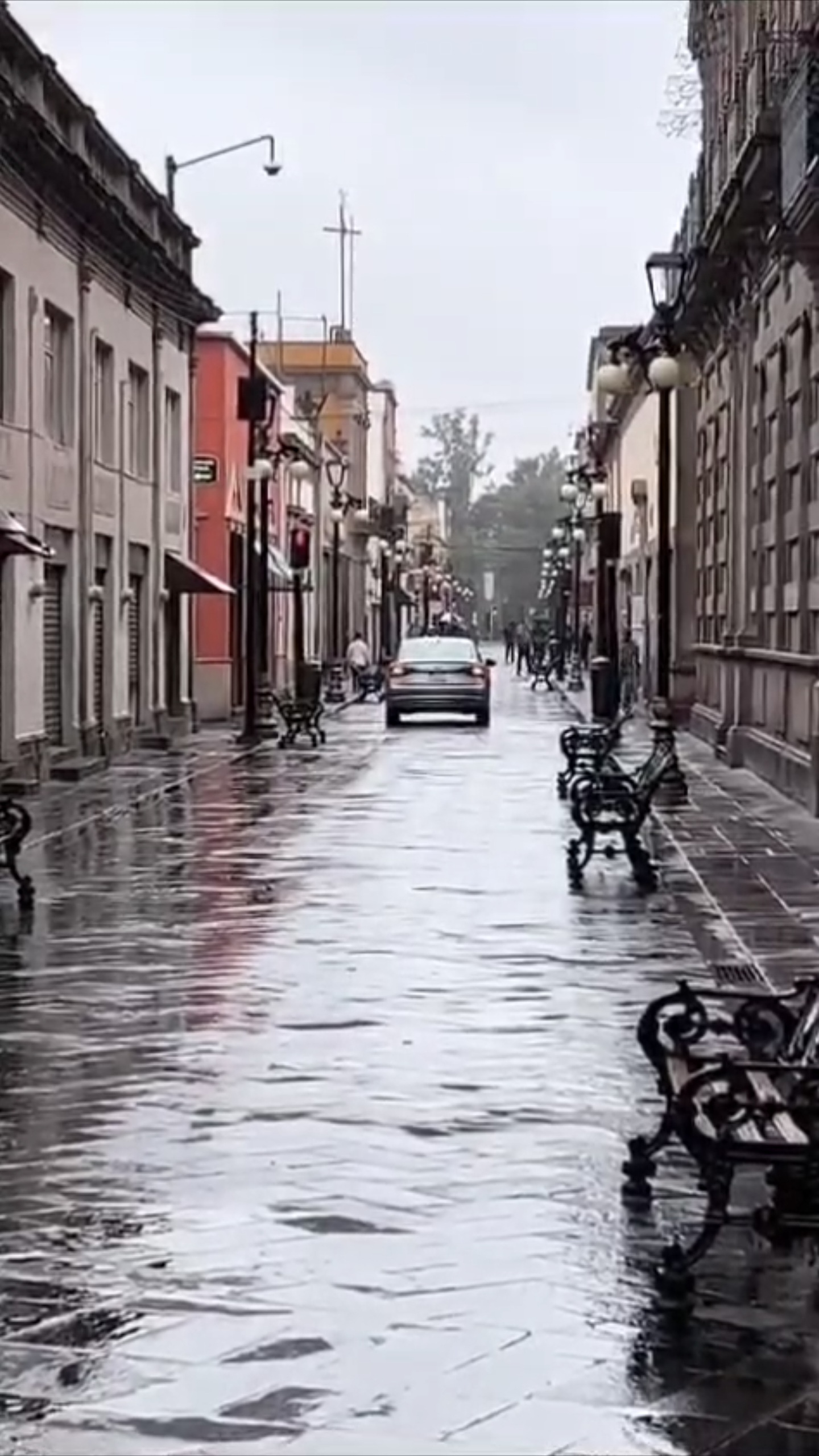 Captan a turista circulando por calle peatonal del Centro Histórico de SLP