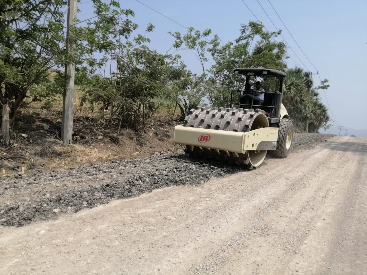 Avanza reconstrucción de camino en Tamasopo
