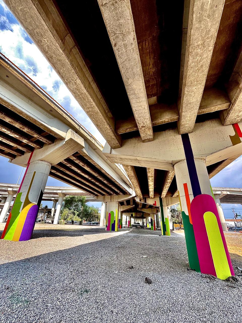 Artistas urbanos transforman el distribuidor en «Galería Juárez»