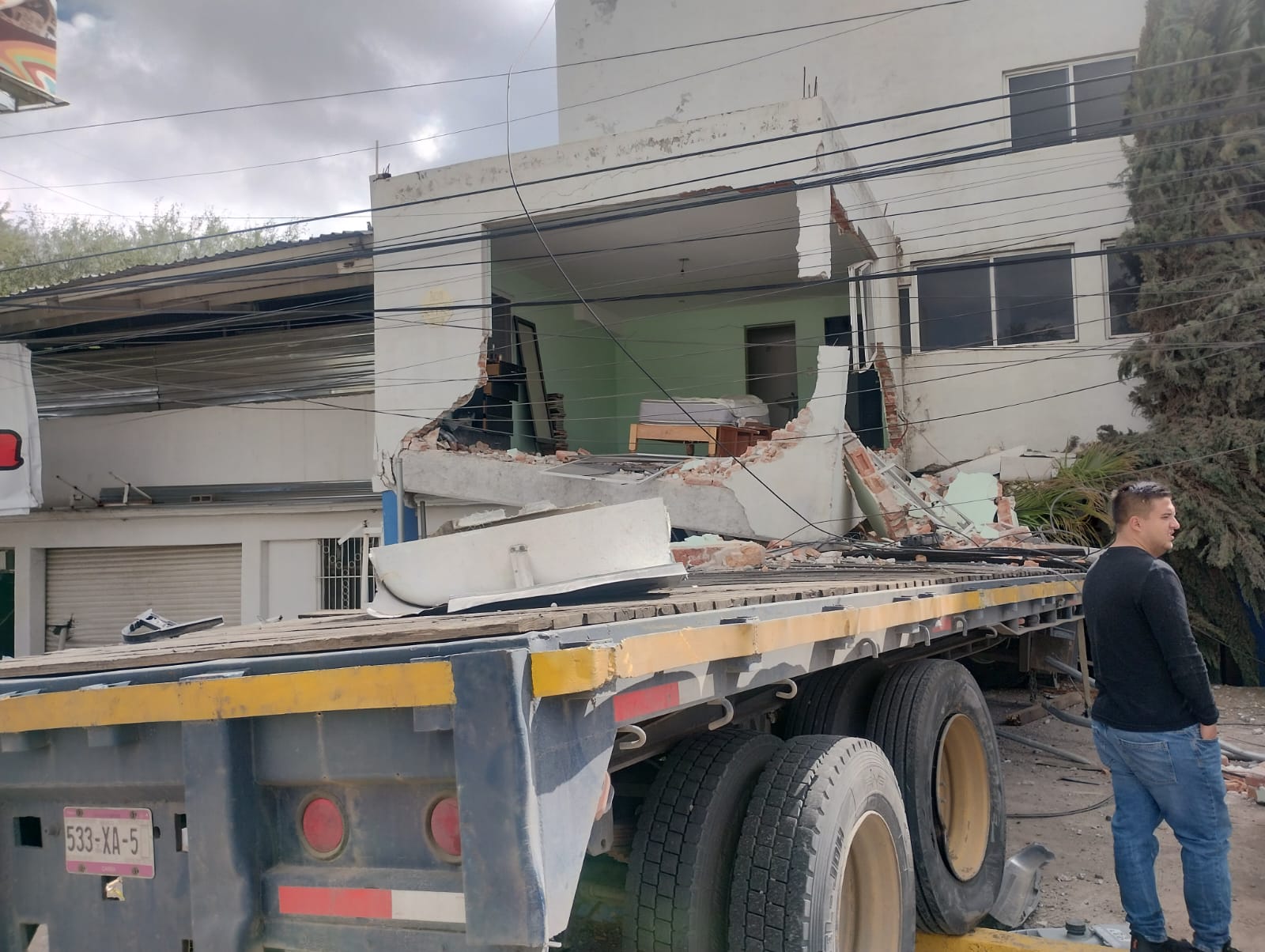 Cuerpos de emergencia atienden accidente en la carretera 57