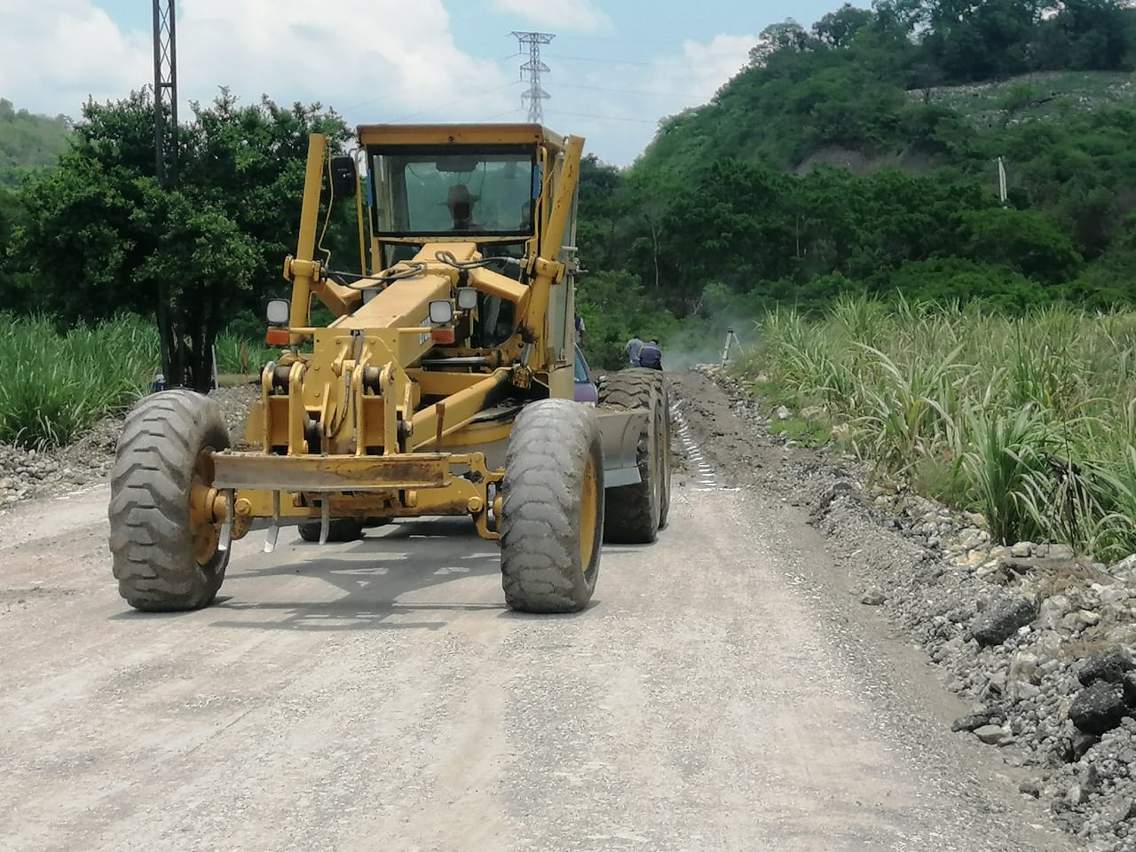 Avanza reconstrucción del camino a Tambaca en Tamasopo