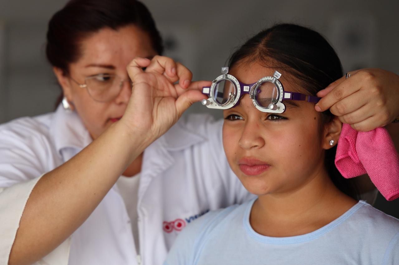 Entregan 300 lentes gratuitos a niñas y niños de SLP