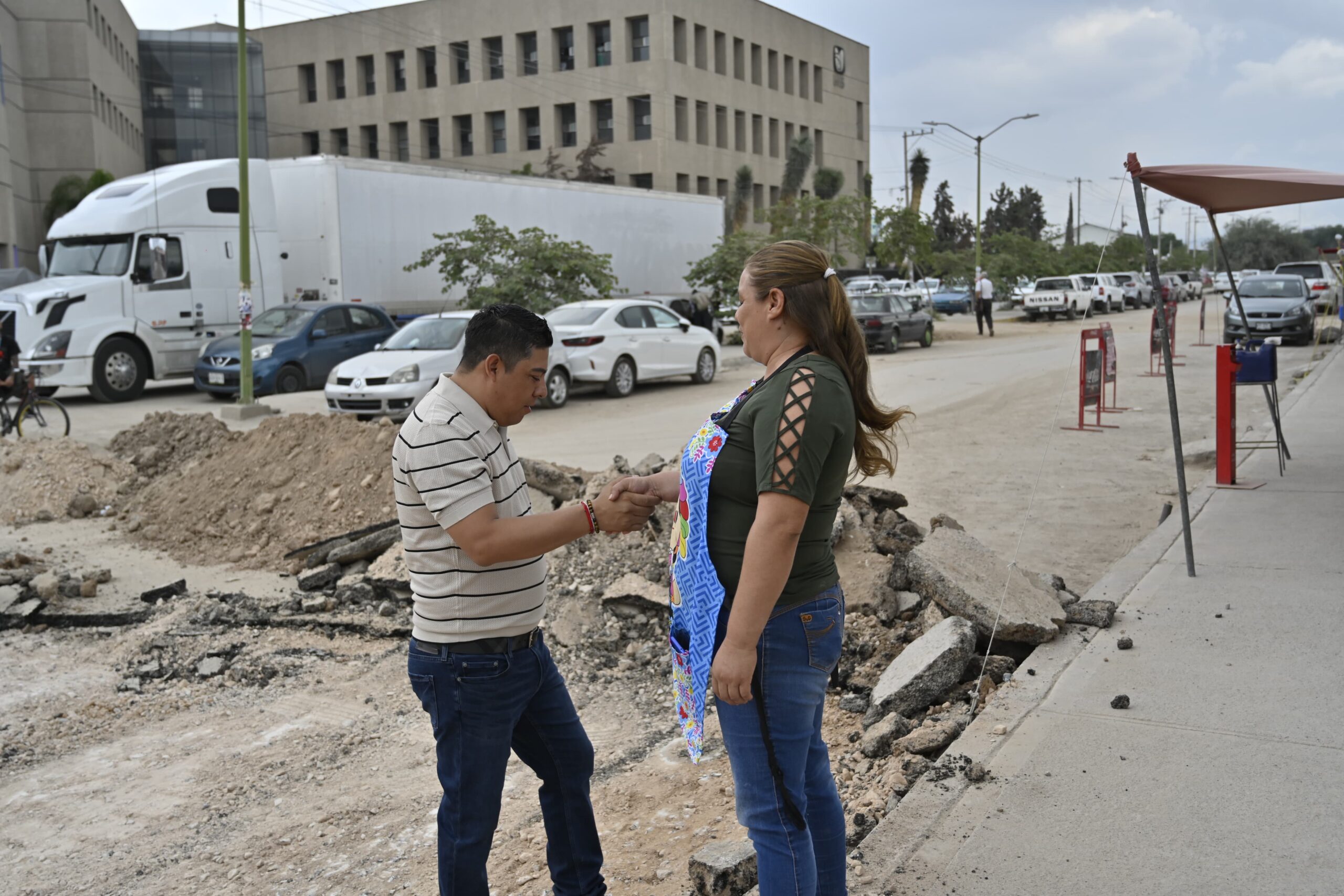 Supervisan obras de acceso a Clínica 50 del IMSS