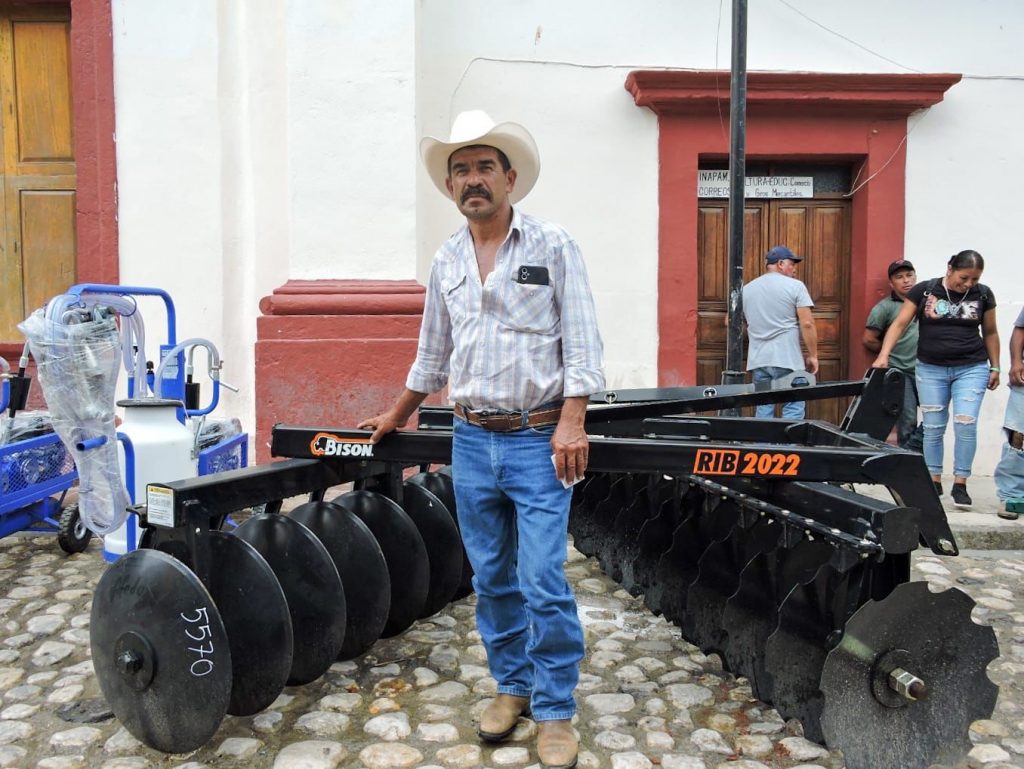 Gobierno del Estado entrega más apoyo a productores agropecuarios