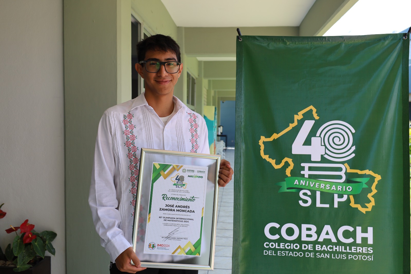 Reconocen triunfo internacional de alumno de Cobach