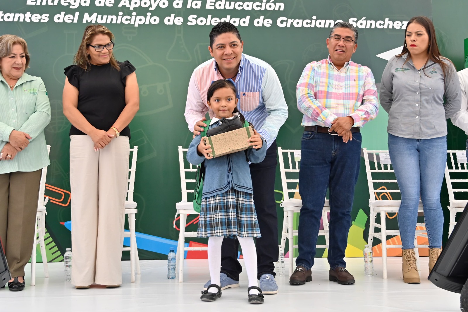 Arranca entrega de paquetes escolares en apoyo a familias potosinas