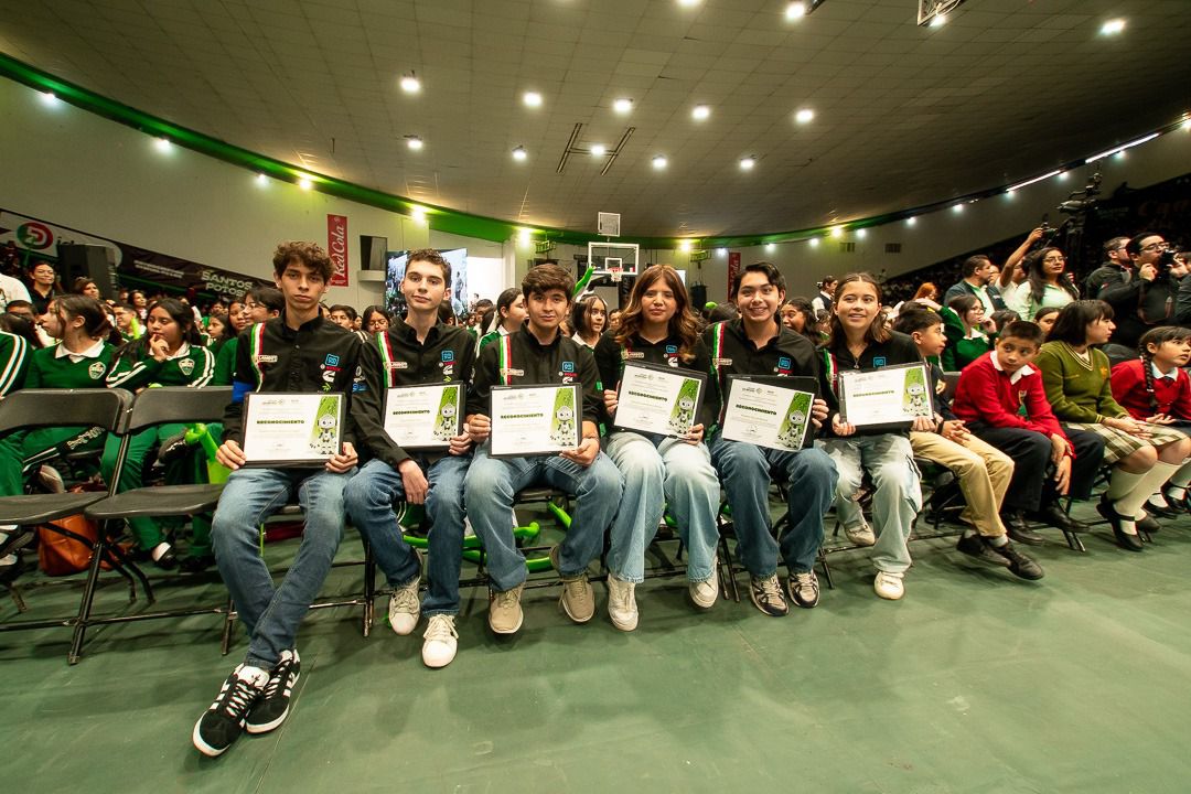 Reconocen a estudiantes por campeonato de robótica internacional
