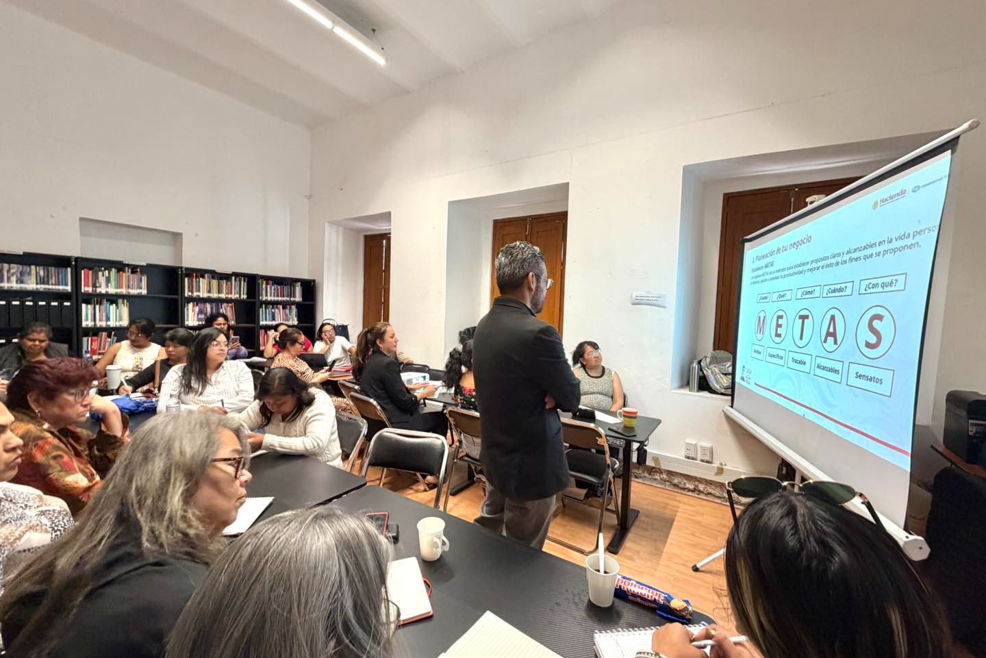 Estado impulsa autonomía de artesanas con capacitación
