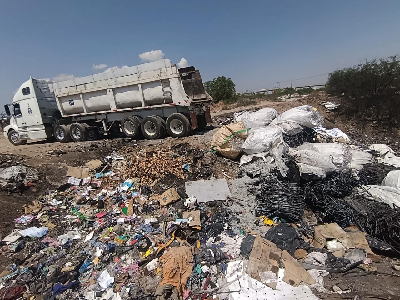 Detienen a sujeto por tirar residuos peligrosos en ejido de SLP