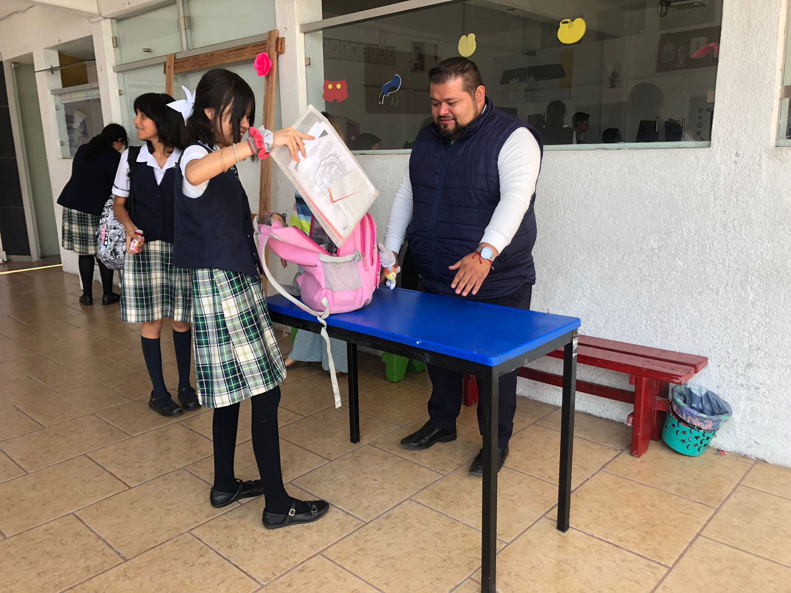 Estado refuerza seguridad en escuelas del SEER con revisión de útiles escolares