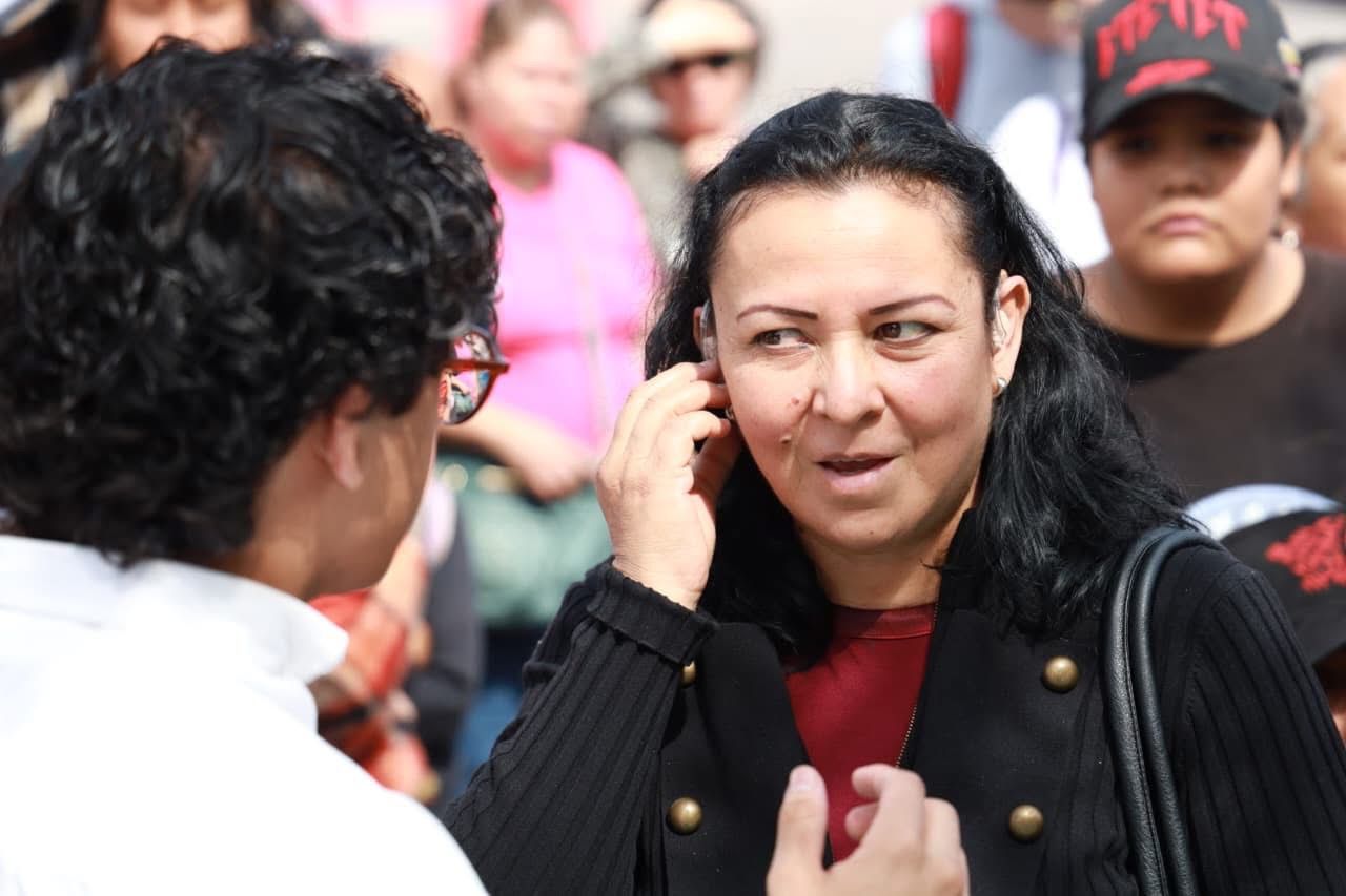 Entregan apoyos a personas con discapacidad auditiva