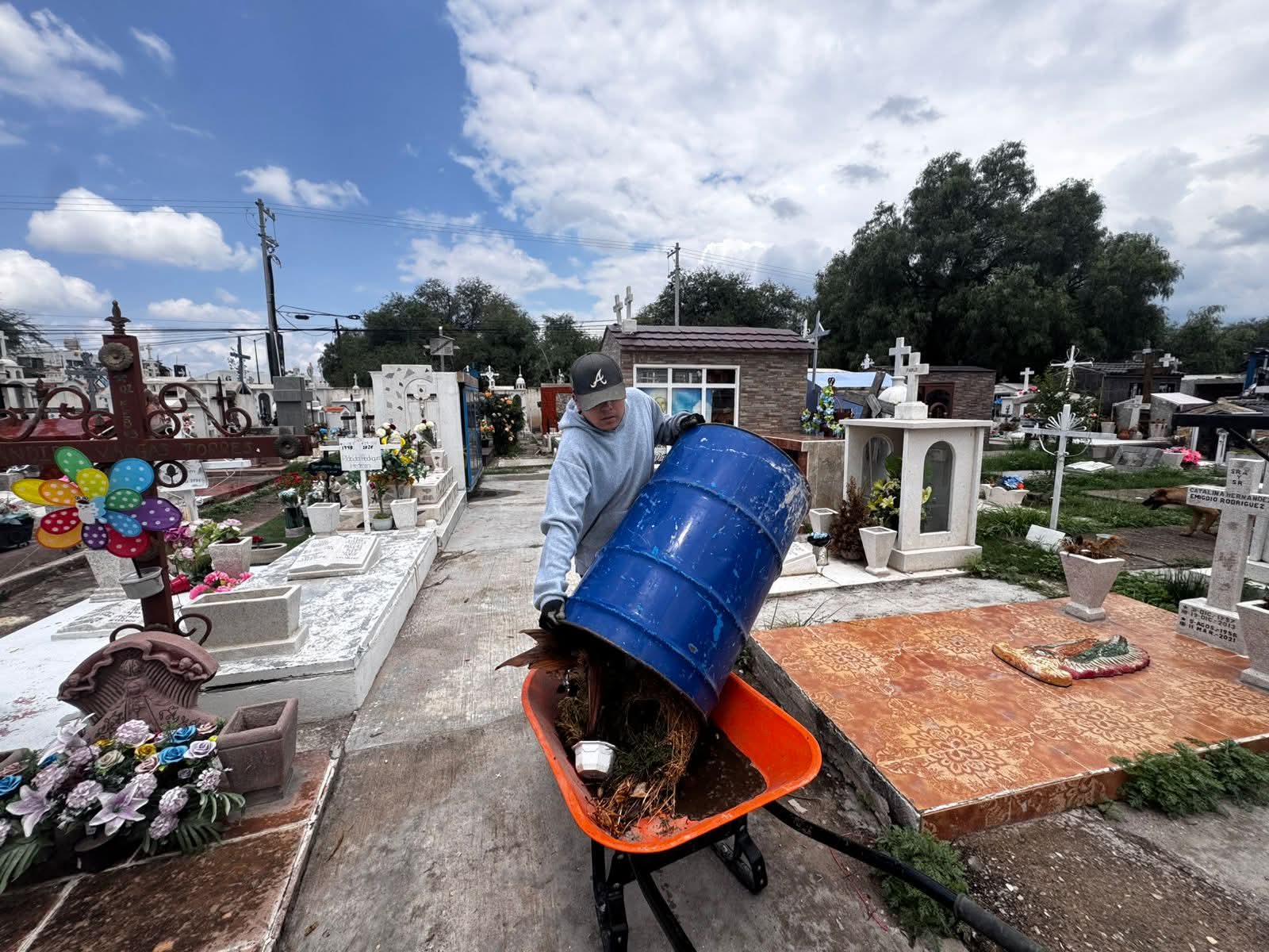 Refuerzan limpieza en panteones de Villa de Pozos por Día de las Madres