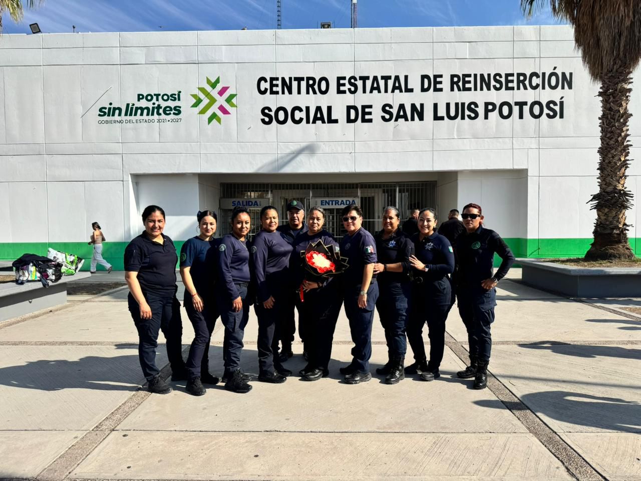 Reconocen a Verónica Vega tras 28 años de servicio en la SSPC