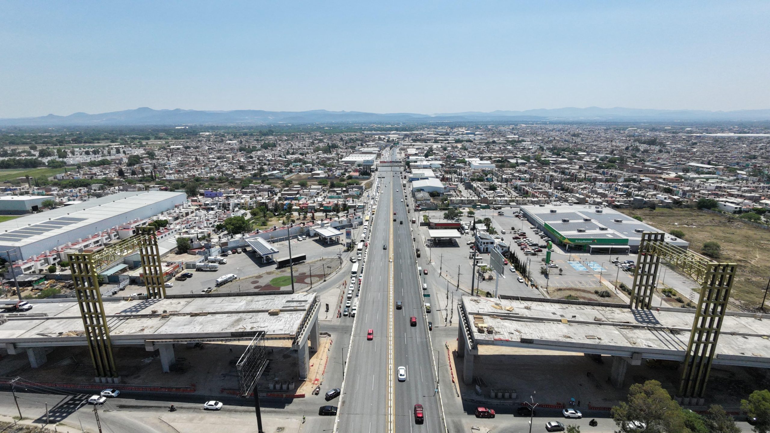 Anuncian cierres viales por montaje de trabes en puente de la Rioverde
